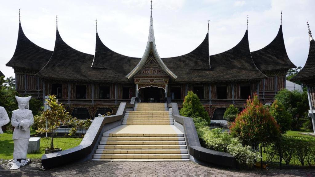 Mervit Hotel Padang  Exteriör bild
